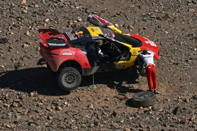 Bahrain Raid Xtreme's Belgian co-driver Fabian Lurquin reacts around the car after mechanical issues during the stage 11 of the 2024 Dakar Rally between Al-Ula and Yanbu, Saudi Arabia, on January 18, 2024. (Photo by Patrick Hertzog/AFP Photo)