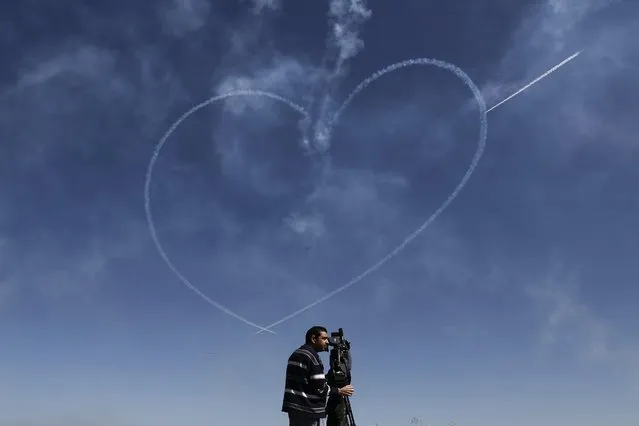 Aircrafts from the British Royal Air Force's (RAF) Red Arrows aerobatic team perform during a training session, as they fly over the military airport of Tanagra, about 70 km north of Athens, Greece, 30 March 2016. For the next five weeks, the team including pilots, engineers and other support personnel,  will operate from Tanagra, an Hellenic Air Force base, as they prepare for the 2016 season. (Photo by Yannis Kolesidis/EPA)