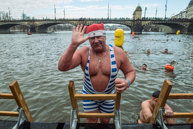 Swimmers take their traditional Christmas swim in the Vltava river, on Boxing Day on December 26, 2021, in Prague. (Photo by Michal Cizek/AFP Photo)