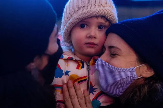 A mother embraces her daughter Edie Dols during a rally to push for stronger coronavirus disease (COVID-19) safety precautions in schools in New York, U.S., January 5, 2022. (Photo by Jeenah Moon/Reuters)