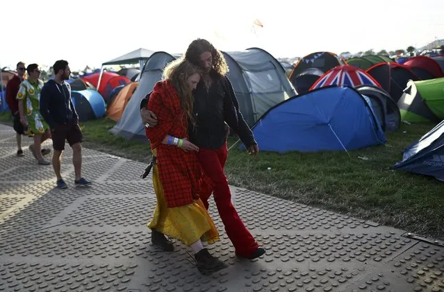 Revellers embrace as the sun sets during the Glastonbury Festival at Worthy Farm in Somerset, Britain, June 25, 2015. (Photo by Dylan Martinez/Reuters)