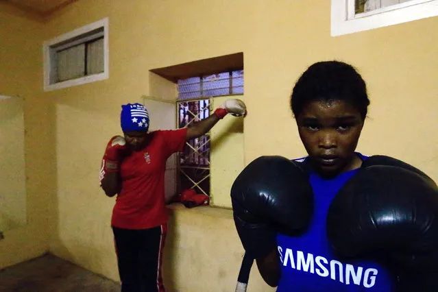 Saraa Mutawkil (R), 18, practises boxing at Al Rabie club in Omdurman May 10, 2016. (Photo by Mohamed Nureldin Abdallah/Reuters)