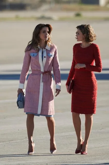 Queen Letizia of Spain (R) receives Queen Abdullah of Jordan (L) at the Barajas Airport on November 19, 2015 in Madrid, Spain. (Photo by Carlos Alvarez/Getty Images)