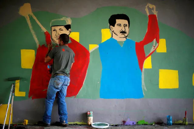 A man paints a mural depicting Venezuela's late President Hugo Chavez (L) and current president Nicolas Maduro in Caracas, Venezuela, June 18 2016. (Photo by Ivan Alvarado/Reuters)