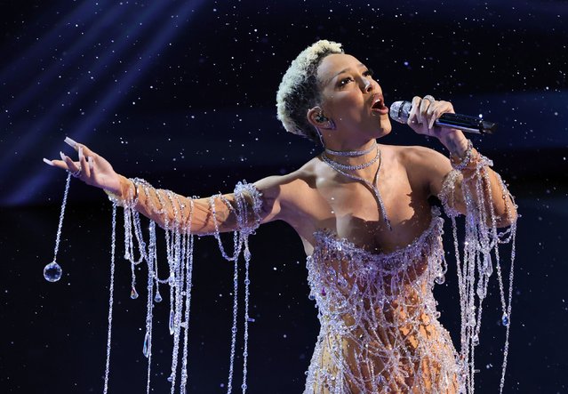 Doja Cat sings “Diamonds Are Forever” during a medley of James Bond songs during the 97th Annual Oscars at Dolby Theatre on March 02, 2025 in Hollywood, California. (Photo by Kevin Winter/Getty Images)
