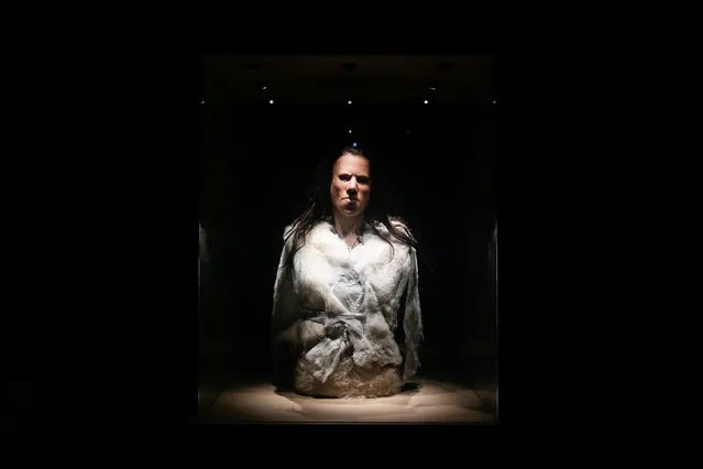 The reconstructed face of “Dawn”, a young woman who lived around 7,000 BC in a cave in Greece, is displayed during a presentation at the Acropolis museum in Athens, Greece, January 19, 2018. A Greek team led by an orthodontics professor has reconstructed the face of “Dawn”, from her remains, bringing to life a person who lived during the mesolithic period and uncovering details of her everyday existence. (Photo by Costas Baltas/Reuters)