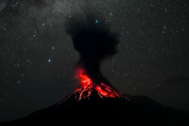 Mount Lewotobi Laki-Laki erupts as seen from Pululera village in East Flores, in Nobo on May 19, 2025. A volcano in eastern Indonesia erupted on May 19, spewing an ash cloud more than a kilometre high after authorities raised the country's highest alert level. (Photo by Arnold Welianto/AFP Photo)