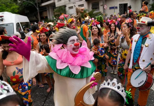 Revelers participate in the “Gigantes da Lira” street block party in Rio de Janeiro, Brazil, Sunday, February 12, 2023. Merrymakers are taking to the streets for the open-air block parties, leading up to Carnival's official Feb. 17th opening. (Photo by Silvia Izquierdo/AP Photo)
