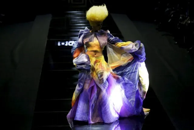 A model presents a creation by Chinese designer Mao Geping during a colorful cosmetic fashion trend collection at China Fashion Week S/S 2016, in Beijing, China, October 26, 2015. (Photo by Jason Lee/Reuters)