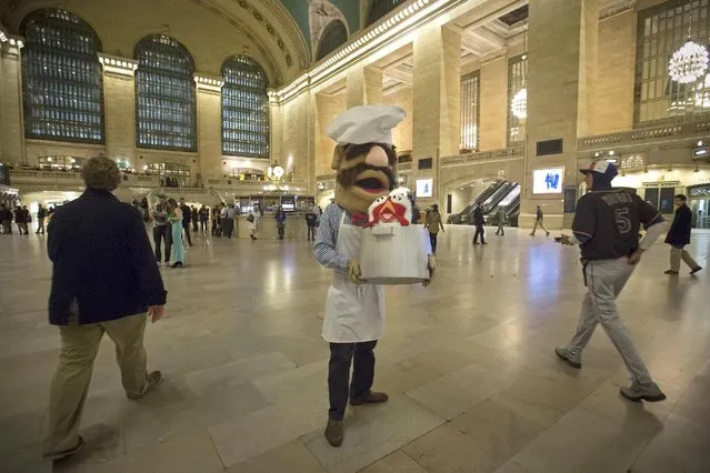 A man dressed as the Swedish Chef from the Muppets poses for photos as he walks though Grand Central Terminal on Halloween in the Manhattan borough of New York November 1, 2015. (Photo by Carlo Allegri/Reuters)