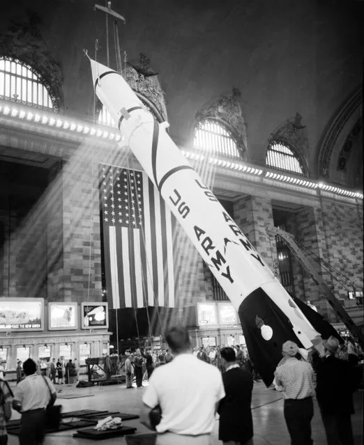 Workmen hoist the U.S. Army's 63-foot Redstone missile into position for display at Grand Central Station in New York, July 7, 1957, as a salute to the International Geophysical Year and in celebration of the city's Summer Festival. (Photo by Hans von Nolde/AP Photo)