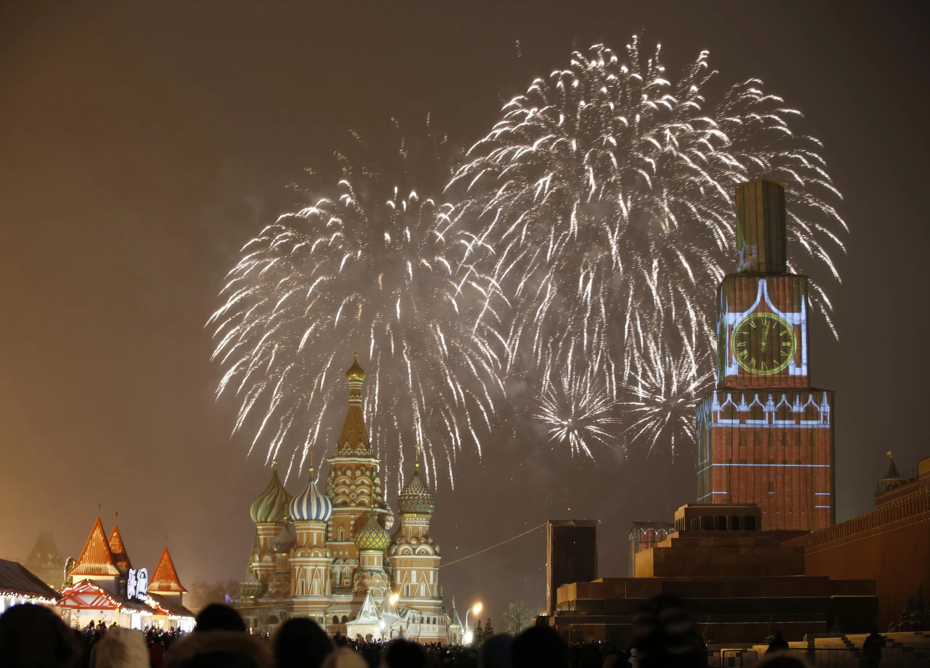 Сбербанк с салютом последняя версия. Спасская башня Кремля салют. Новогодний салют на красной площади. Кремль новый год. Новый год Кремль салют.