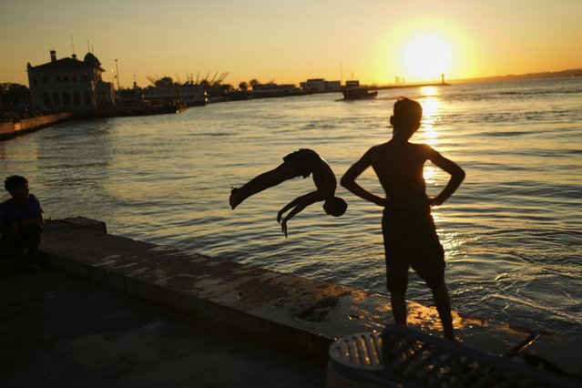 Youngsters dive for fun into the Bosphorus at Kadikoy sea promenade, in Istanbul, Turkey, Tuesday, September 16, 2025. (Photo by Francisco Seco/AP Photo)
