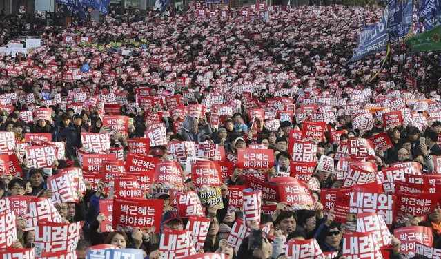 South Korean protesters hold up cards during a rally calling for South Korean President Park Geun-hye to step down in Seoul, South Korea, Saturday, November 12, 2016. Many thousands of people flooded Seoul's streets on Saturday demanding the resignation of President Park Geun-hye amid an explosive political scandal, in what may be South Korea's largest protest since it shook off dictatorship three decades ago. The placards read “ Step down, Park Geun-hye”. (Photo by Lee Jin-man/AP Photo)