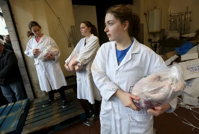 Butchers sell their remaining produce of the year at discounted prices during the traditional Christmas Eve auction at Smithfield's market in London  December 24, 2015. (Photo by Neil Hall/Reuters)