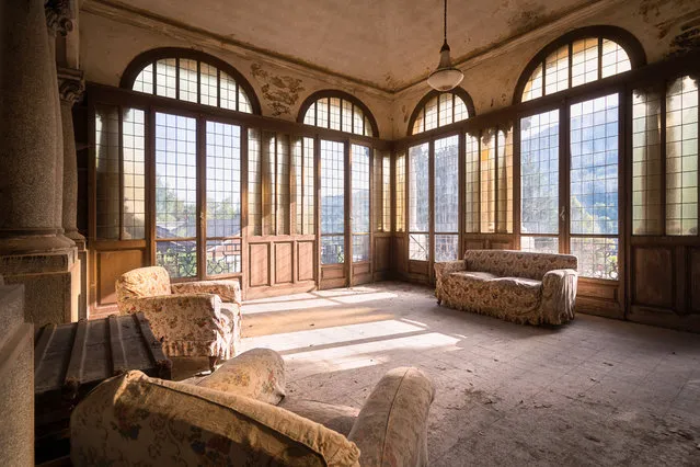 Comfy but not cosy. An abandoned Italian living room. (Photo by Roman Robroek/South West News Service)