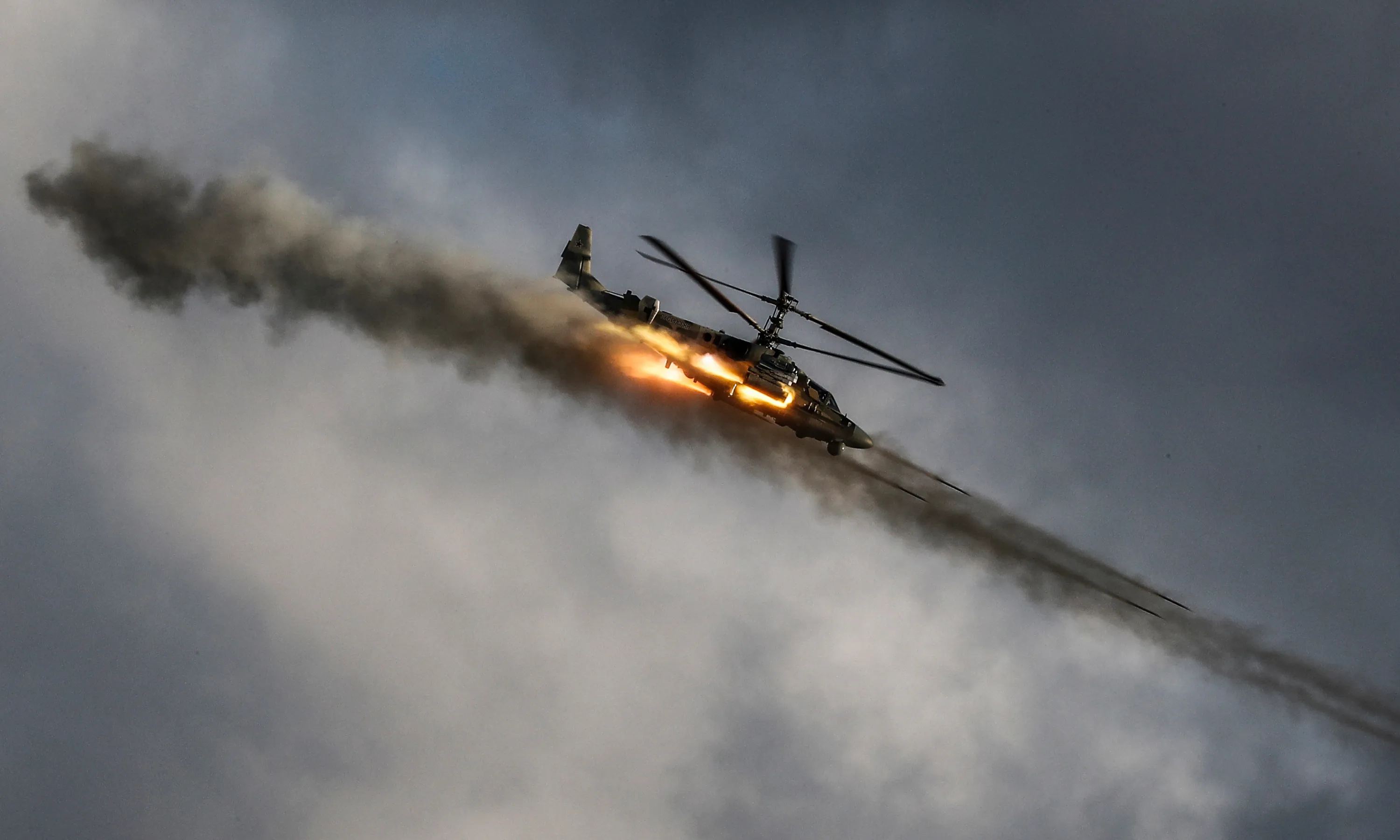 Россия атакует ракетами. Боевой вертолет ка-52 Аллигатор. Аллигатор вертолёт ка-52 стрельба. Ка-52 атакует.