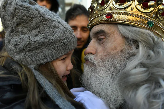 A man dressed as one of the Three Kings kisses a girl during the Epiphany parade in Gijon, Spain January 5, 2019. (Photo by Eloy Alonso/Reuters)