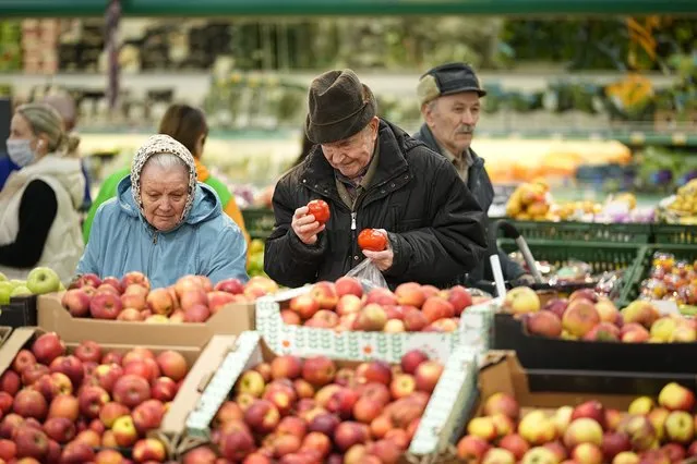 People buy fruits at a hypermarket in Moscow, Russia, on November 3, 2023. The shelves at Moscow supermarkets are full of fruit and vegetables, cheese and meat. But many of the shoppers look at the selection with dismay as inflation makes their wallets feel empty. (Photo by AP Photo)