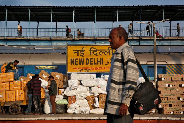 People wait on a platform as a train is unloaded in a railway station in New Delhi, India February 1, 2017. (Photo by Cathal McNaughton/Reuters)