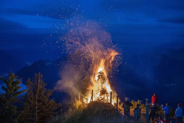 A traditional high altitude bonfire burns on the occasion of the Swiss National Day on the “Stanserhorn” mountain near Stans, Switzerland, Sunday, August 1, 2021. (Photo by Urs Flueeler/Keystone)