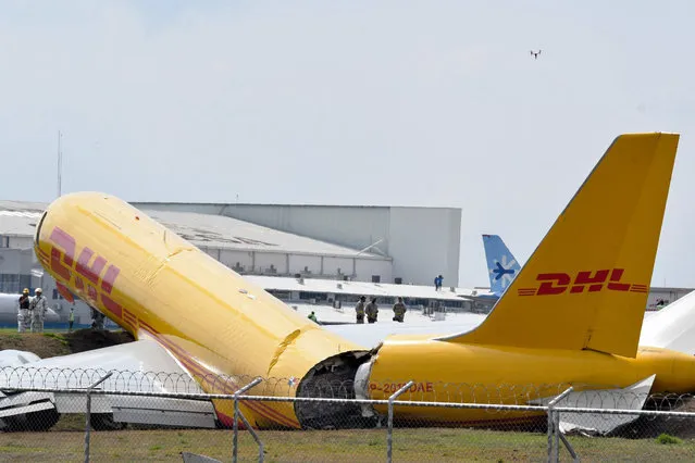 A DHL cargo plane is seen after emergency landing at the Juan Santa Maria international airport due to a mechanical problem, in Alajuela, Costa Rica, on April 7, 2022. The two crew members onboard the plane escaped unharmed. (Photo by Ezequiel Becerra/AFP Photo)