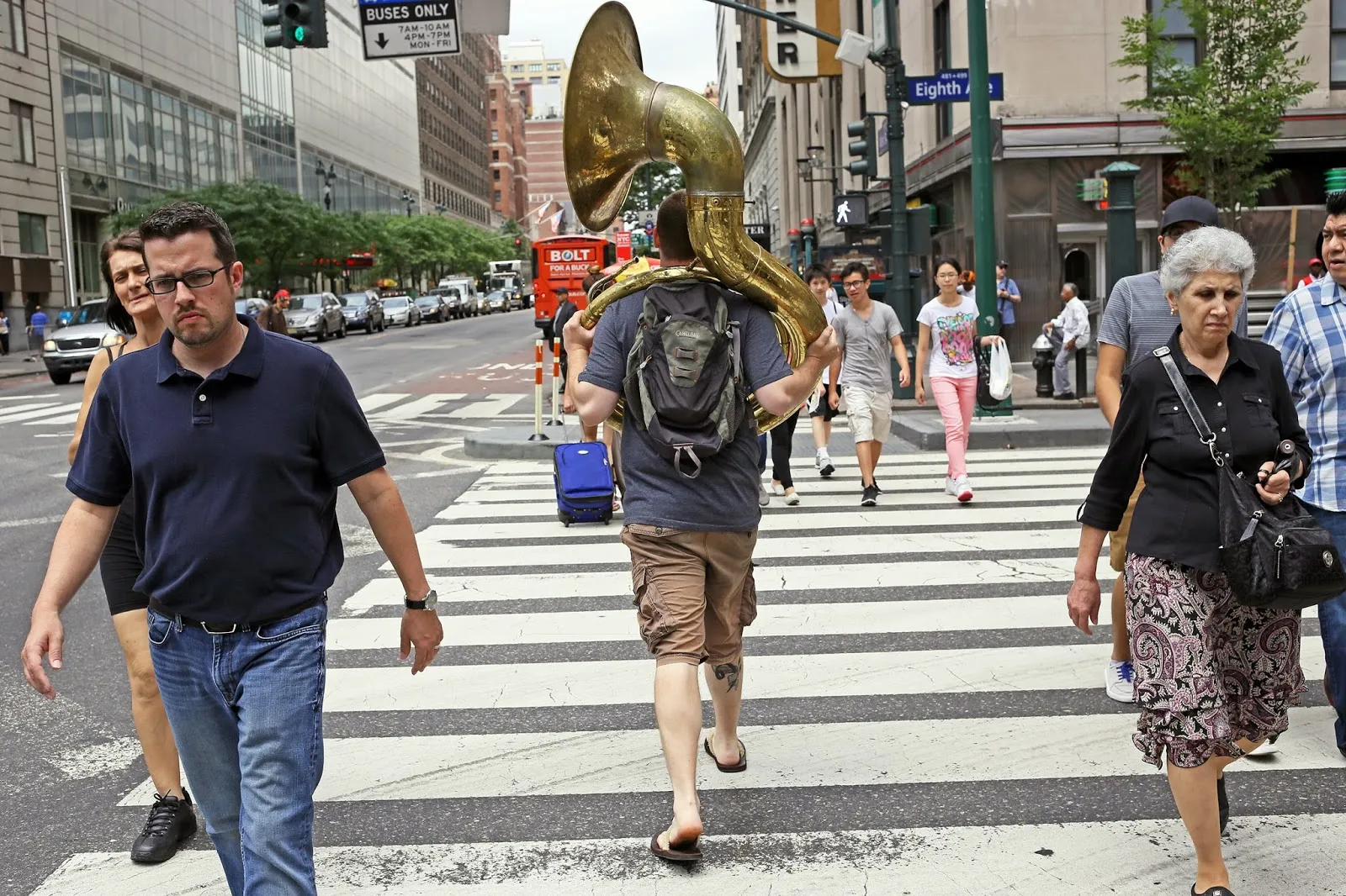 Человек на улице с разного. Люди на улице города. Прохожие на улице. Жители Нью-Йорка. Америка люди на улице.