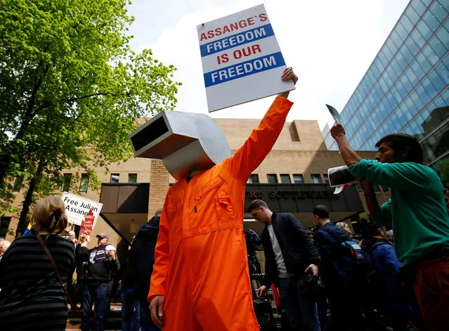 People protest outside Southwark Crown Court where WikiLeaks founder Julian Assange will be sentenced, in London, Britain, May 1, 2019. (Photo by Henry Nicholls/Reuters)