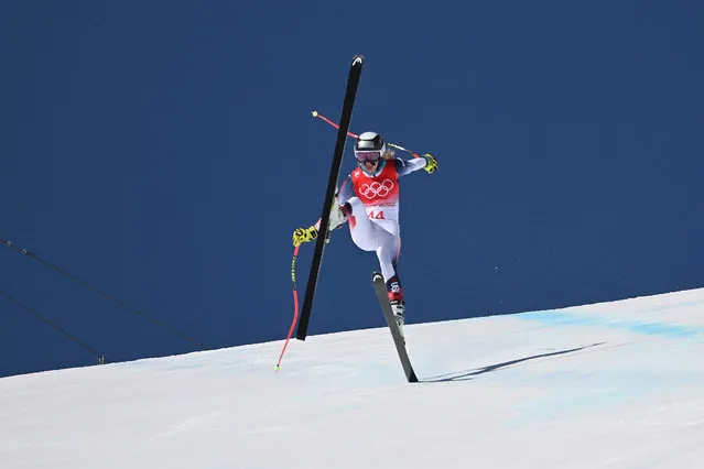 USA's Patricia Mangan crashes as she competes in the women’s downhill third training session during the Beijing 2022 Winter Olympic Games at the Yanqing National Alpine Skiing Centre in Yanqing on February 14, 2022. (Photo by Fabrice Coffrini/AFP Photo)