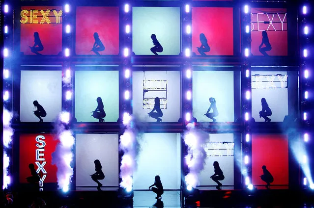 Performers dance during the Victoria's Secret fashion show at the Kodak theater in Hollywood, California November 16, 2006. (Photo by Mario Anzuoni/Reuters)