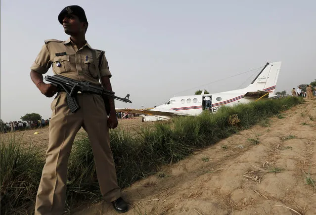 A security personnel secures the site where an air-ambulance, carrying seven passengers, crash landed after losing both its engines, according to local media, in New Delhi, India May 24, 2016. (Photo by Anindito Mukherjee/Reuters)