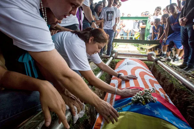 Friends and family of Juan Pablo Pernalete Llovera mourn his death at a funeral in Caracas, Venezuela, 29 April 2017. Pernaltete, a student, was killed during anti-government protests when he was struck by a tear gas canister fired by security forces. (Photo by Miguel Gutierrez/EPA)