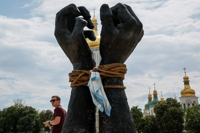 A general view shows an installation dedicated to Azovstal POWs at Sofiyska Square in Kyiv, Ukraine on May 24, 2023. (Photo by Alina Smutko/Reuters)