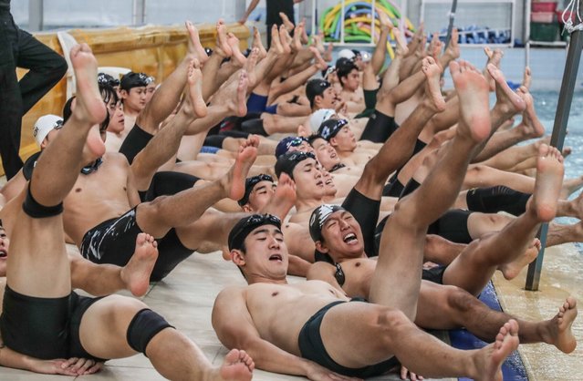 On October 7, 2024 at the Sports Island Swimming Pool in Suwon, Gyeonggi Province, special forces aspirants are doing abdominal muscle strengthening training ahead of swimming training. (Photo by Go Woon-ho)