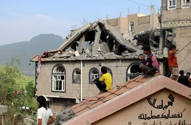 People look at a house damaged by a Saudi-led air strike in Jibla August 17, 2015. (Photo by Reuters/Stringer)
