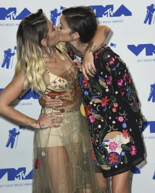 Paris Jackson, left, and Caroline D'Amore kiss in the press room at the MTV Video Music Awards at The Forum on Sunday, August 27, 2017, in Inglewood, Calif. (Photo by Jordan Strauss/Invision/AP Photo)