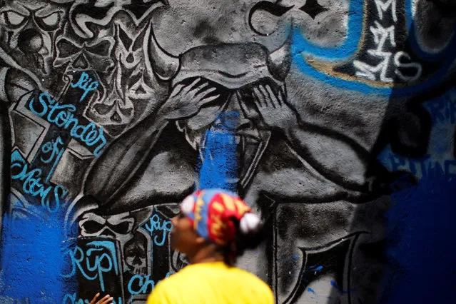 Parolees paint over Mara Salvatrucha gang related graffiti at the 22 de Abril neighborhood in Soyapango, El Salvador June 21, 2016. (Photo by Jose Cabezas/Reuters)