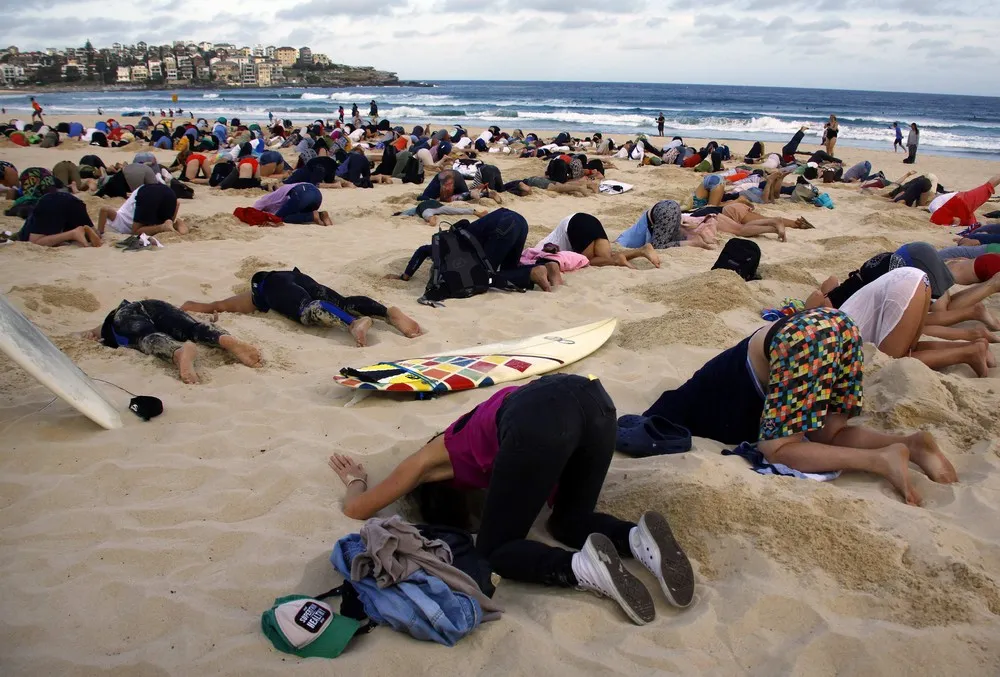 Australians Bury Heads in Sand to Mock Government Climate Stance