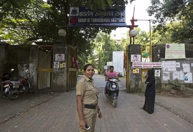 A security woman stands guard outside the Group of TB Hospitals in Mumbai, India, September 28, 2015. Campaigners and a former official overseeing Asia's largest tuberculosis hospital in Mumbai say staff deaths there are being under-reported, highlighting India's growing struggle to contain multi-drug resistant forms of the contagious, airborne disease. (Photo by Danish Siddiqui/Reuters)