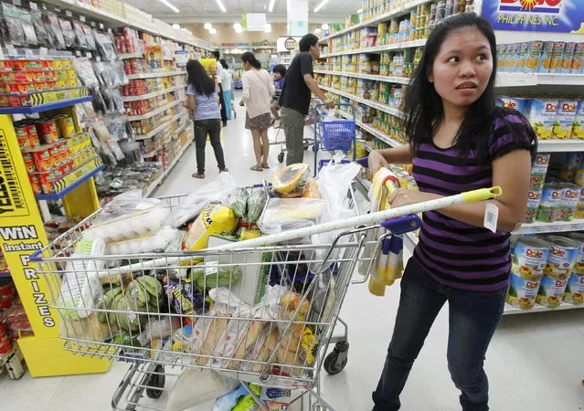 A customer pushes a trolley as she shops at a grocery store in Manila's Makati financial district in this November 29, 2012 file photo. The Philippines is expected to release budget deficit numbers on November 5, 2015. (Photo by Romeo Ranoco/Reuters)