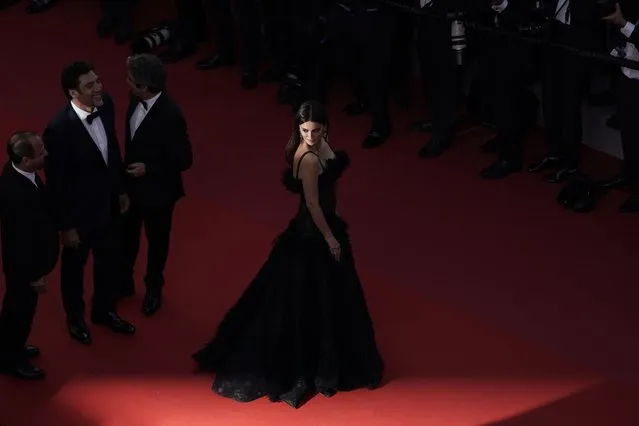 Spanish actress Penelope Cruz (C) poses as (From L) Iranian director Asghar Farhadi, Spanish actor Javier Bardem and Argentinian actor Ricardo Darin joke as they arrive on May 8, 2018 for the screening of the film “Todos Lo Saben (Everybody Knows)” and the opening ceremony of the 71st edition of the Cannes Film Festival in Cannes, southern France. (Photo by Laurent Emmanuel/AFP Photo)