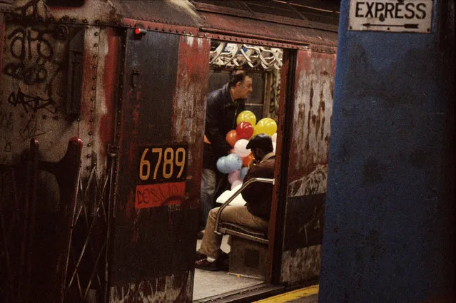 Horvat’s subsequent series New York Up and Down paid homage to the city in all its grime and glory – from coffee shop customers and Central Park sun seekers to unexpected subway encounters. Here: Balloons in the subway, 1984. (Photo by Frank Horvat/The Guardian)
