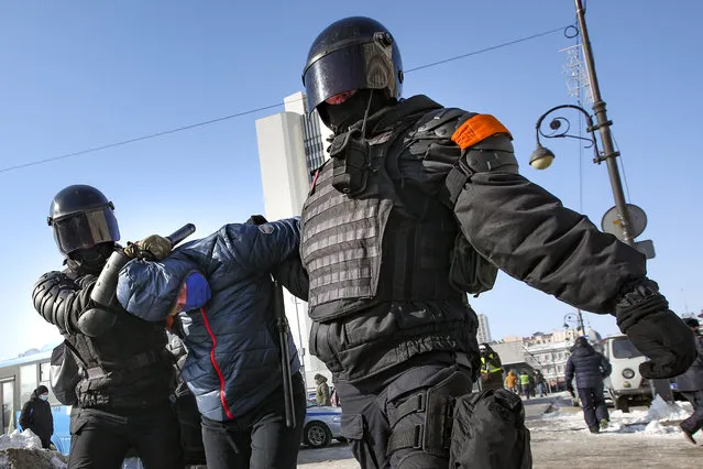 Police officers detain a man during a protest against the jailing of opposition leader Alexei Navalny in Vladivostok, Russia, on Sunday, January 31, 2021. As part of a multipronged effort by the authorities to discourage Russians from attending Sunday's demonstrations, the Prosecutor General's office ordered the state communications watchdog, Roskomnadzor, to block the calls for joining the protests on the internet. (Photo by Aleksander Khitrov/AP Photo)