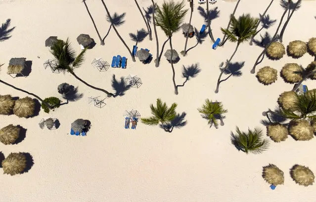 An aerial photograph shows a beach in Punta Cana, Dominican Republic, 25 April 2023. Forecasts indicate that in 2023 around 7.8 million tourists will arrive by air and 1.9 million on cruise ships. (Photo by Orlando Barria/EPA)