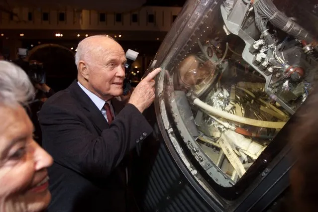 Former astronaut John Glenn shows the interior of his “Friendship 7” Mercury spacecraft to wife Annie at the Smithsonian Air and Space Museum in Washington, DC, U.S. on February 20, 2002. Exactly 40 years ago, Glenn became the first American to orbit the Earth in this spacecraft. Glenn is one of America's seven original astronauts. Located in the “Milestones of Flight” gallery, the capsule is one of the museum's most popular attractions. (Photo by Gregg Newton/Reuters)
