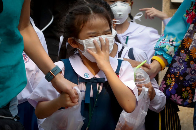 A Thai student wears a face mask as heavy air pollution continues to affect Bangkok, Thailand, 30 January 2019. Thailand, 30 January 2019. The Thai Education Ministry on 30 January 2019 ordered educational institutes in Bangkok city to close after air pollution worsened. Fine particulate matter (PM2.5), which can cause serious health issues, remains at unhealthy levels in Thailand's capital and nearby, according to the Pollution Control Department. (Photo by Narong Sangnak/EPA/EFE)