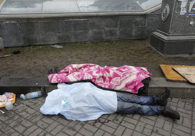 Dead bodies lie on the pavement in Independence Square after clashes with riot police in Kiev February 20, 2014. (Photo by Konstantin Chernichkin/Reuters)