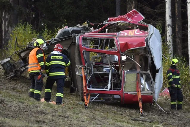 Rescuers work on a scene of a fallen funicular cab under the Mount Jested in Liberec, Czech Republic, on Sunday, October 31, 2021. (Photo by Radek Petrasek/CTK via AP Photo)