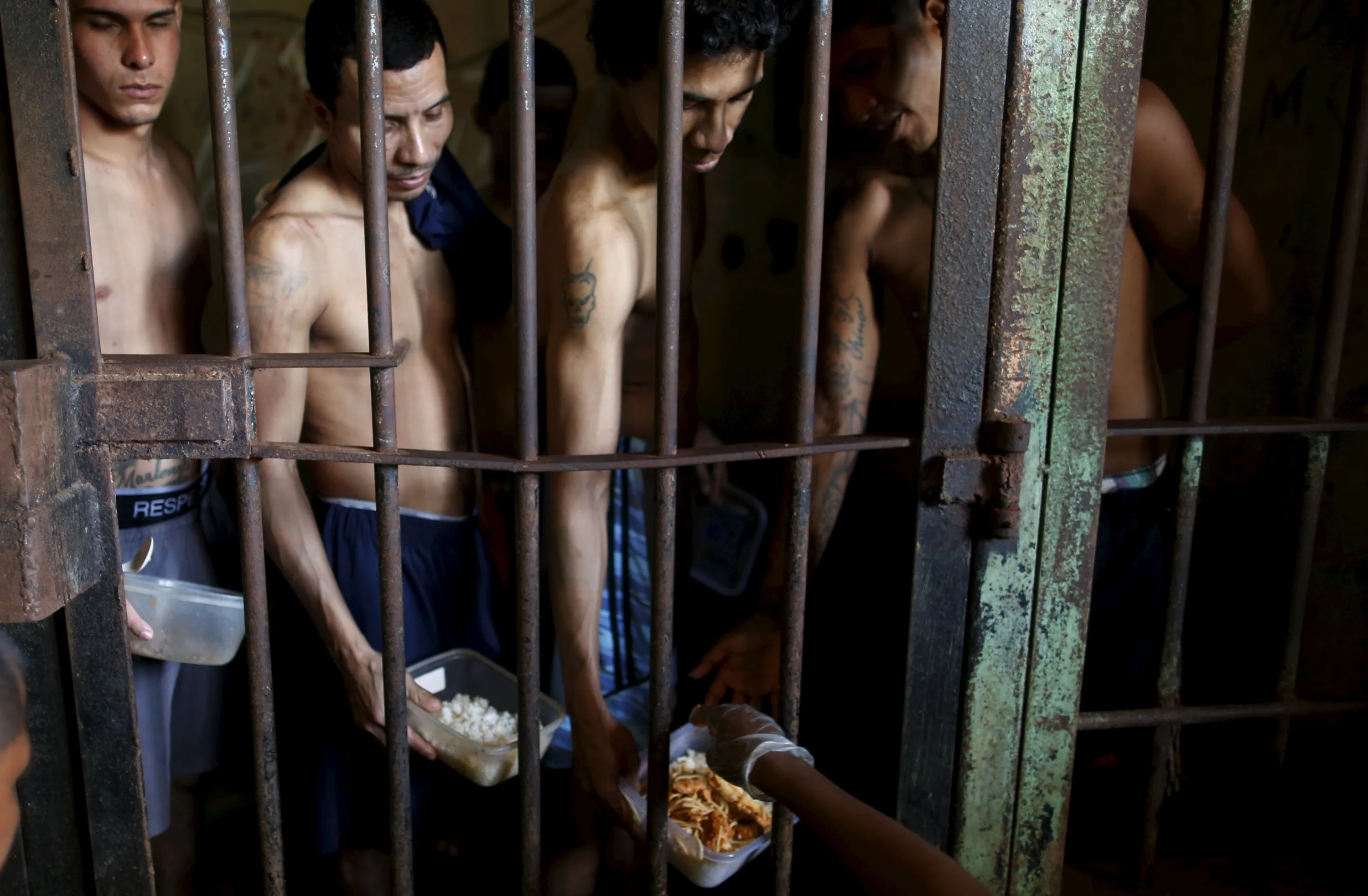 Стала тюремной дыркой. Тюрьма Prison 2014. Сальвадор, тюрьма Сьюдад Барриоса. Камера с заключенными.