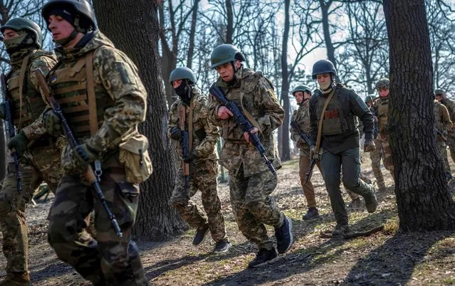Volunteers who aspire to join the 3rd Separate Assault Brigade of the Ukrainian Armed Forces take part in basic training in Kyiv region, Ukraine on March 5, 2024. (Photo by Viacheslav Ratynskyi/Reuters)
